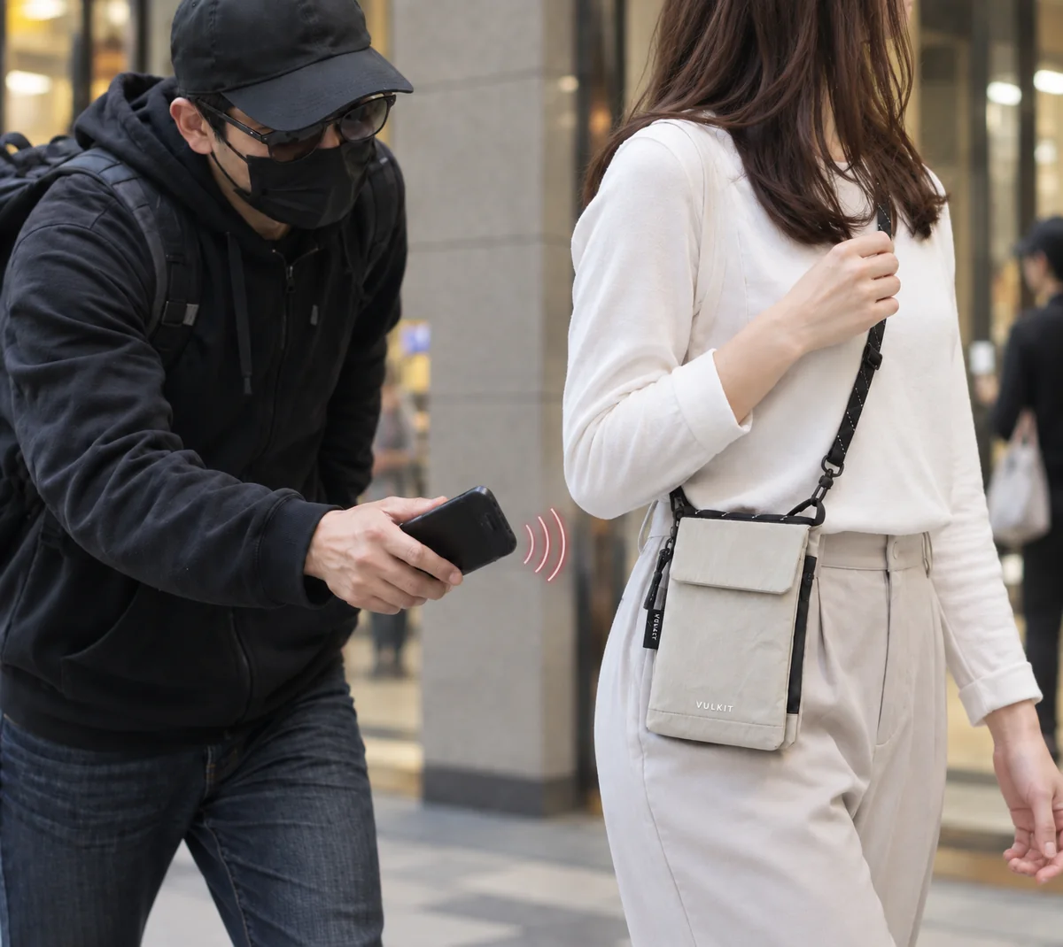街中での意図しない読み取りへの備えを表したイメージ。RFID機能の対象は専用ポケットです