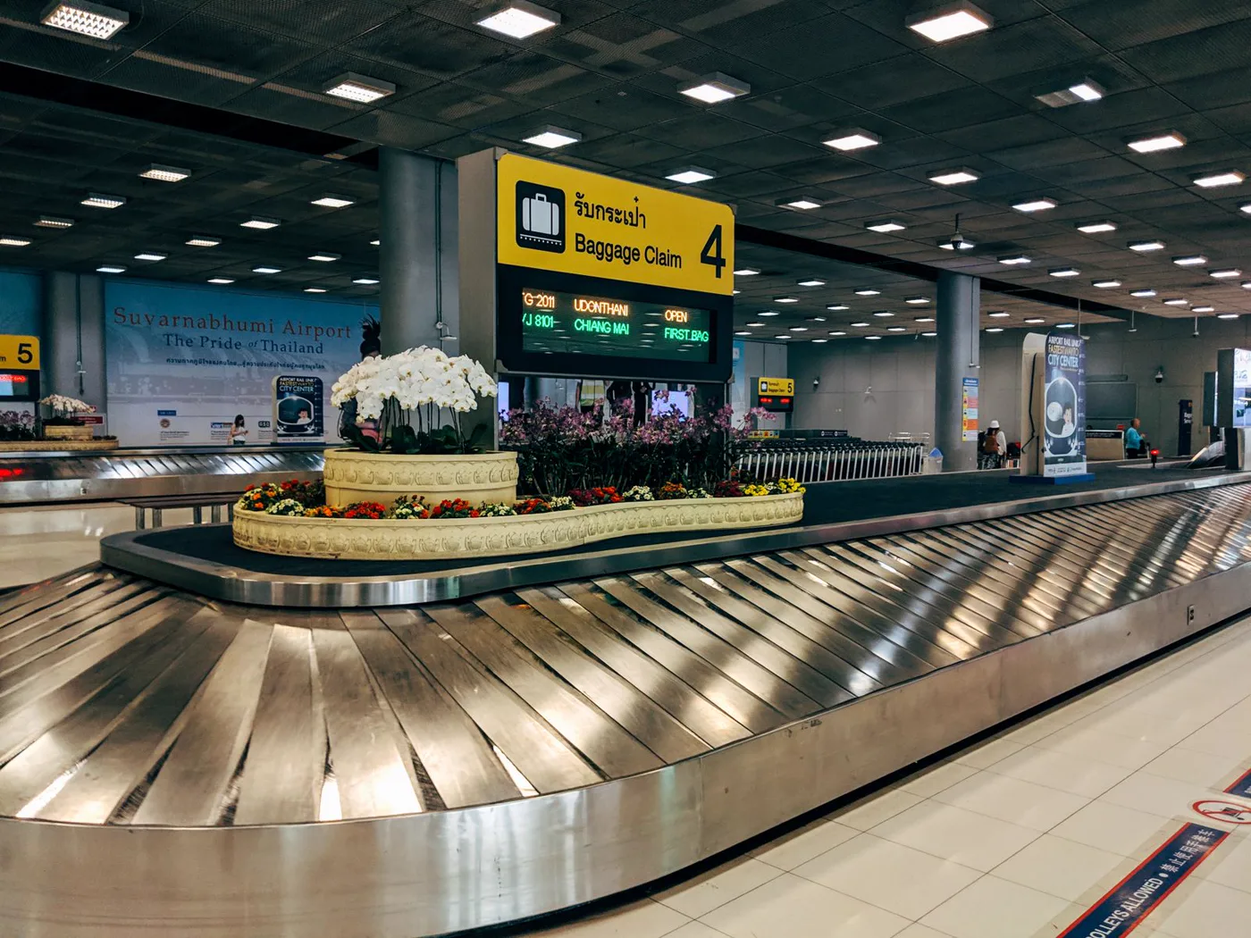 空港の受託手荷物受け取りレーン