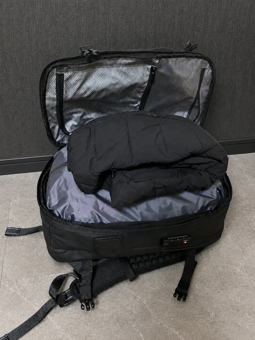 防水仕様のVULKIT VBP101にスノボ旅行の荷物を収納した様子