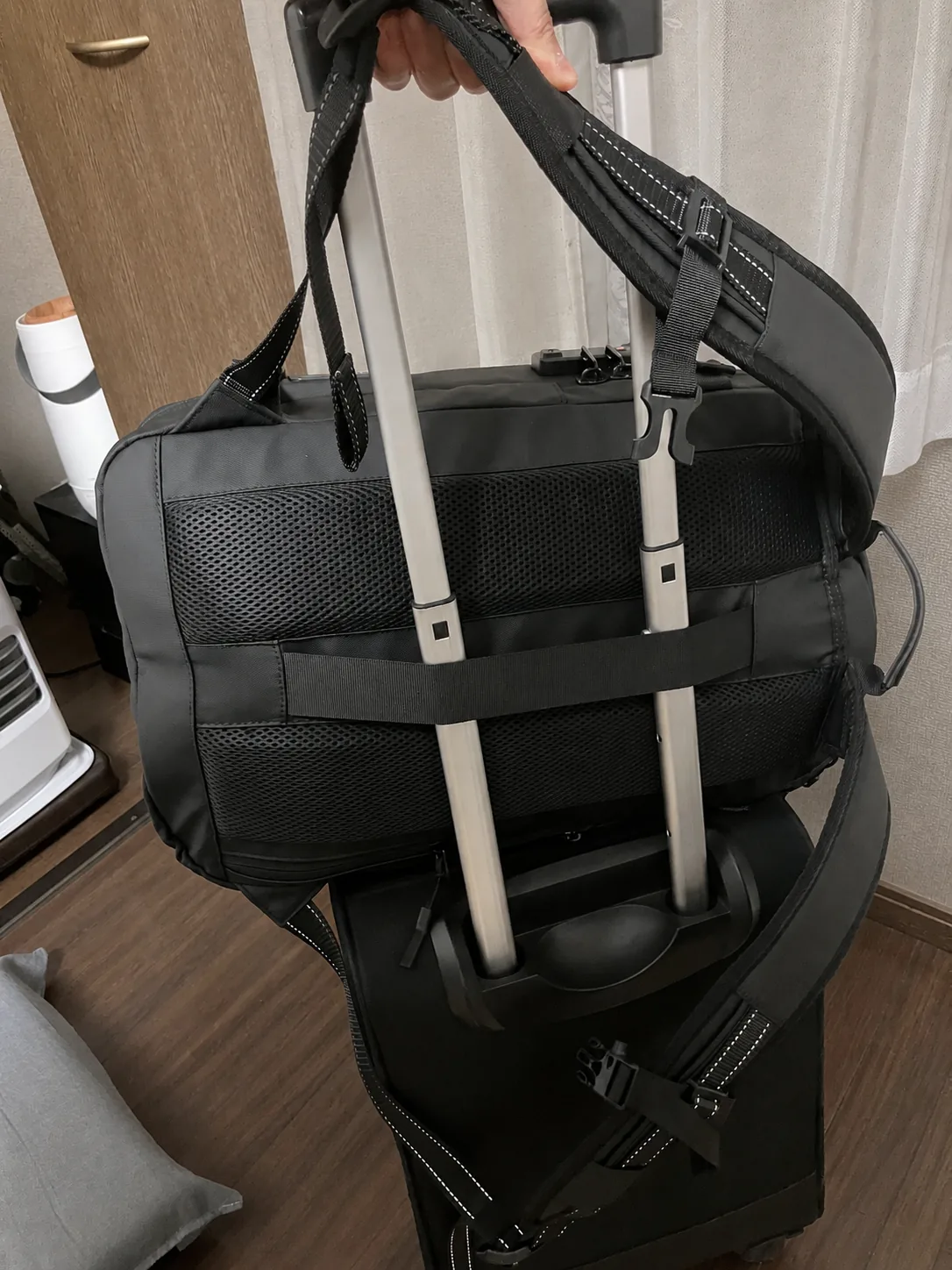 VULKIT VBP101をスーツケースに固定して移動する様子